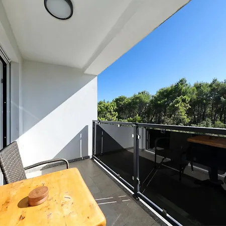 Lux No 2 Starigrad Paklenica