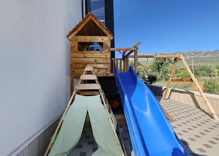 Lux No 2 Starigrad Paklenica