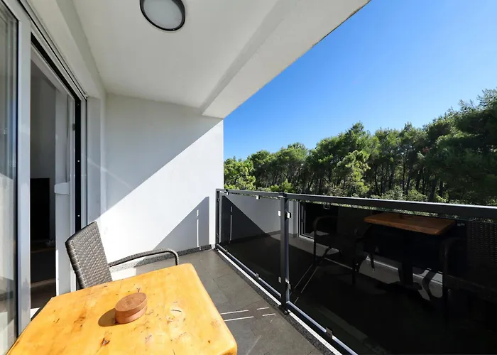 Lux No 2 Starigrad Paklenica